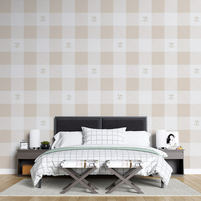 Papier peint à carreaux beige et blanc avec motifs de fleurs minimalistes, apportant une touche de charme rustique et de simplicité élégante à une chambre avec un lit moderne et des oreillers assortis. Meilleures ventes, Papier peint chambre adulte, Papier peint fleurs des champs, Papier peint salon, Papier peint salle de bain, Papier peint cuisine, LePapierPeint, Mignolyne