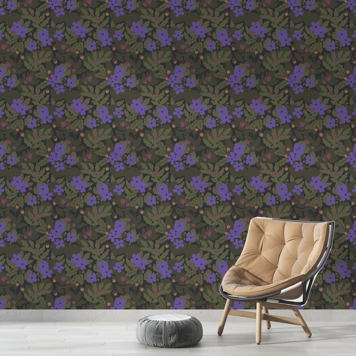 Papier peint floral nocturne | Fleurs violettes intenses et feuillage dense sur fond noir profond