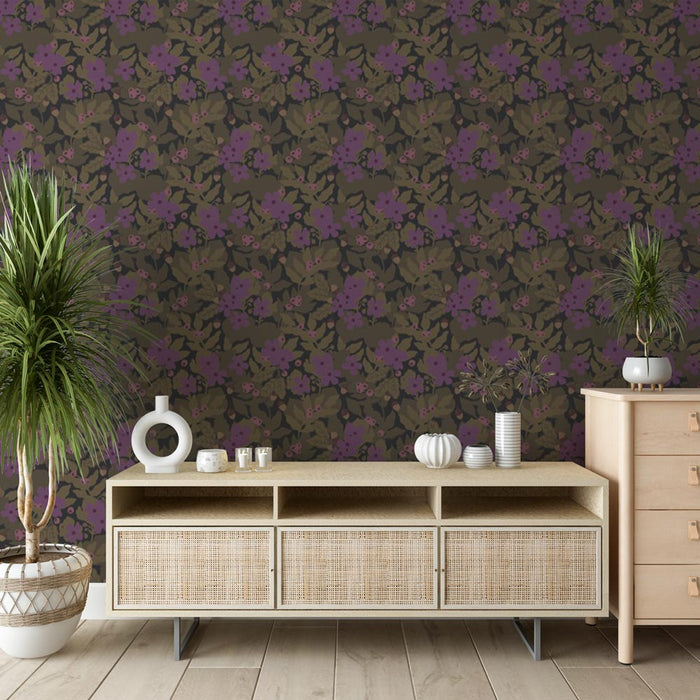 Papier peint floral mystique | Fleurs violettes sombres et feuillage luxuriant sur fond noir