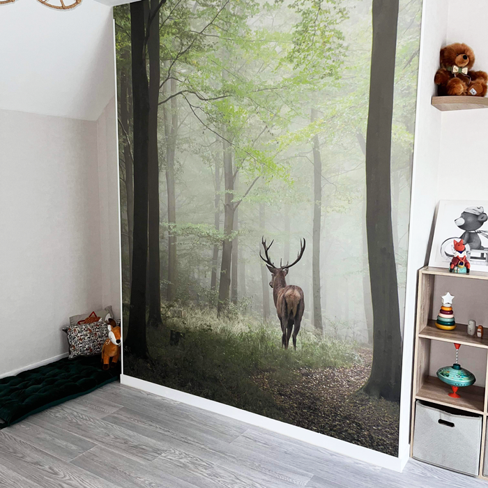 Papier peint "Impression Prioritaire" par , représentant un cerf majestueux dans une forêt brumeuse. Ideal pour une chambre d'enfant.