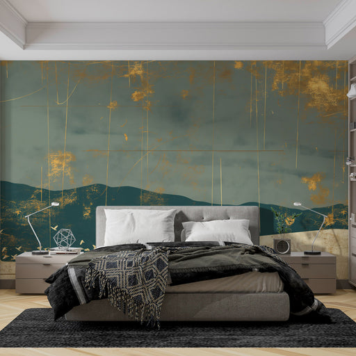 Une chambre contemporaine avec un papier peint aux nuances vertes et dorées, représentant des montagnes stylisées, créant une atmosphère apaisante et élégante.