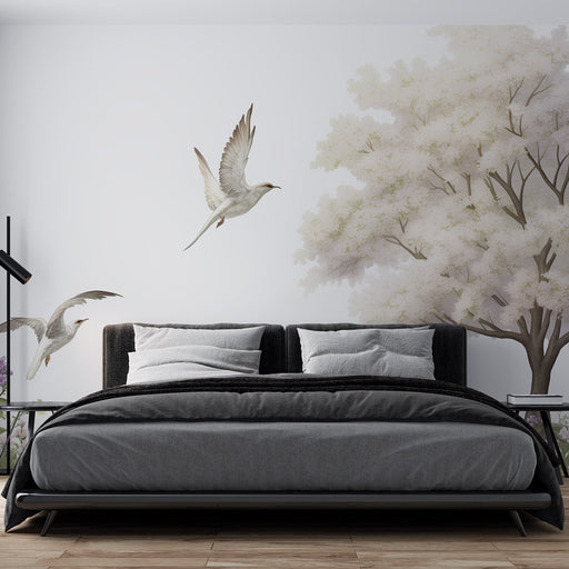 Une chambre moderne avec un papier peint représentant des oiseaux en vol et un arbre fleuri, créant une ambiance douce et poétique.