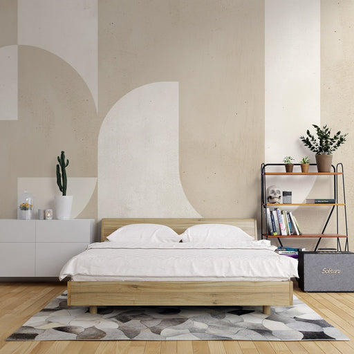 Une chambre moderne avec un papier peint abstrait beige et blanc aux formes géométriques douces créant une atmosphère apaisante et contemporaine.