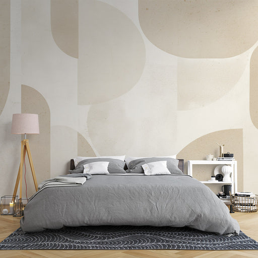 Une chambre moderne avec un papier peint aux formes géométriques douces dans des teintes beige et crème, créant une ambiance apaisante et contemporaine.