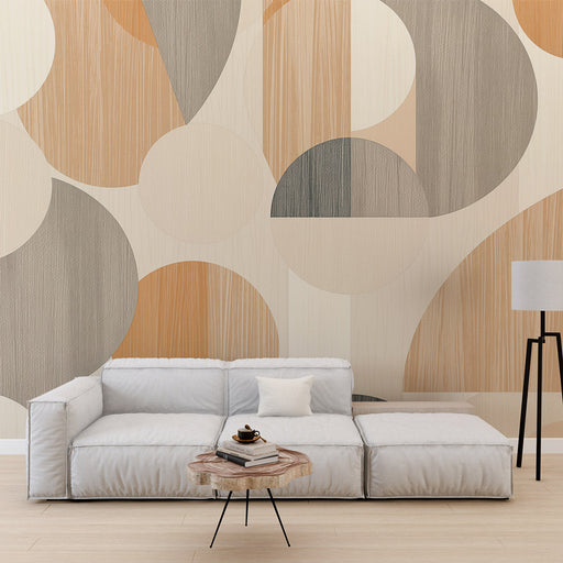 Un salon moderne avec un papier peint aux formes géométriques en tons beige, orange et gris, créant une ambiance chaleureuse et contemporaine.