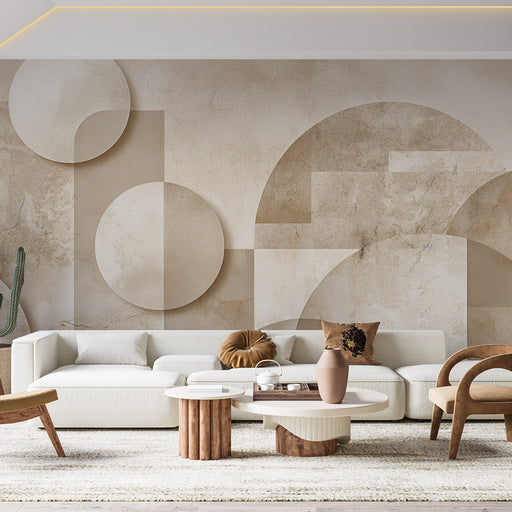 Une pièce moderne avec un papier peint abstrait aux teintes beige et taupe, présentant des formes géométriques douces qui créent une atmosphère chaleureuse et élégante.