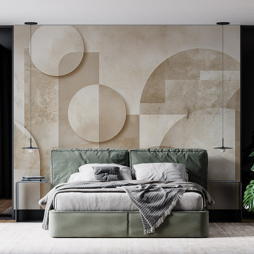 Une chambre moderne avec un papier peint géométrique aux teintes beiges et ocres, créant une ambiance chaleureuse et apaisante.