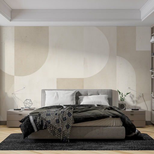 Une chambre moderne avec un papier peint aux formes géométriques douces dans des teintes beige et crème, créant une ambiance apaisante et élégante.
