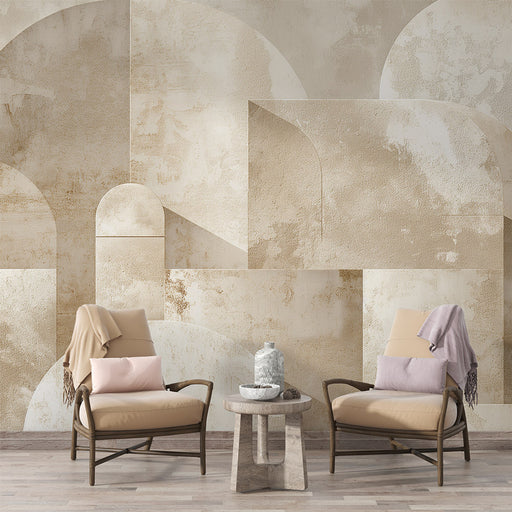 Une pièce lumineuse avec un papier peint abstrait aux teintes beige et crème, présentant des formes géométriques douces qui créent une ambiance moderne et apaisante.