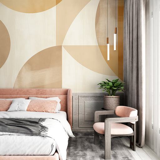 Une chambre élégante avec un papier peint aux formes géométriques douces dans des teintes beige et crème, créant une atmosphère chaleureuse et contemporaine.