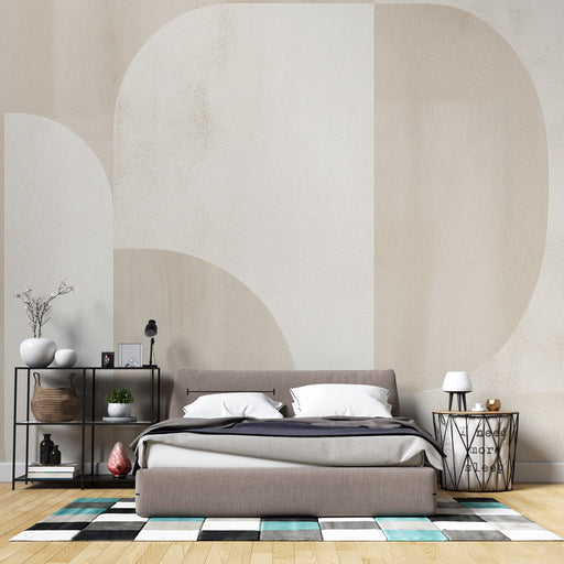 Une chambre moderne avec un papier peint aux formes géométriques douces dans des teintes beige et crème, créant une atmosphère apaisante et minimaliste.