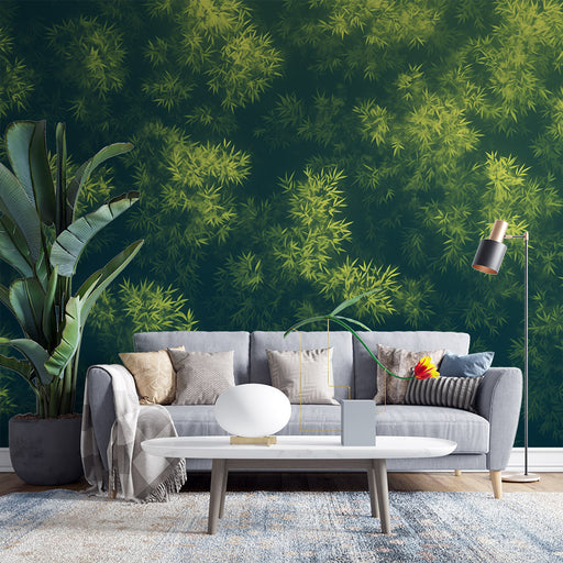 Un salon moderne avec un papier peint végétal aux nuances vertes et dorées, évoquant une ambiance naturelle et apaisante.