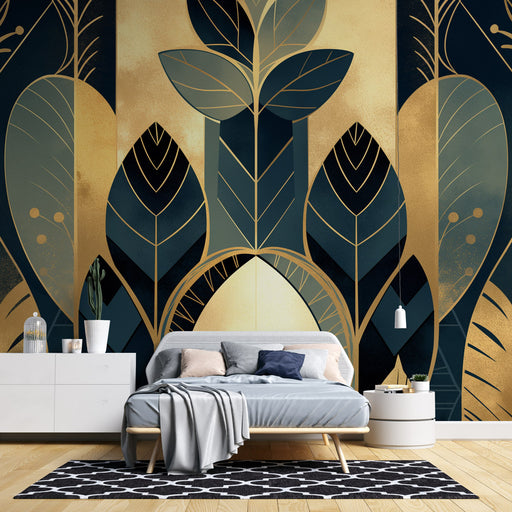 Une chambre moderne avec un papier peint graphique aux motifs de feuilles dorées et bleues sur fond beige, dégageant une atmosphère élégante et apaisante.