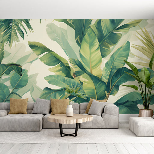 Un salon moderne avec un papier peint tropical représentant de grandes feuilles vertes sur fond clair, créant une atmosphère fraîche et apaisante.
