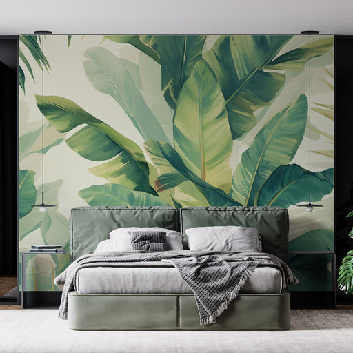 Une chambre moderne avec un papier peint tropical représentant de grandes feuilles vertes sur fond clair, créant une atmosphère apaisante et naturelle.
