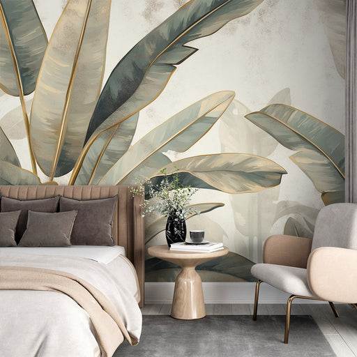 Une chambre élégante avec un papier peint tropical représentant de grandes feuilles vertes et dorées, créant une atmosphère apaisante et naturelle.