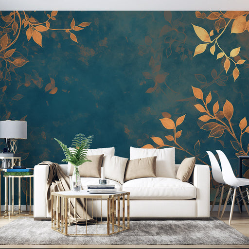 Un salon moderne avec un papier peint bleu profond orné de motifs de feuilles dorées, créant une atmosphère élégante et chaleureuse.
