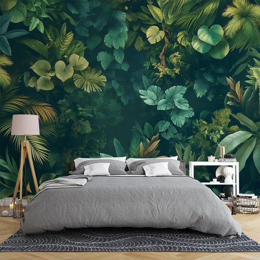 Une chambre moderne avec un papier peint tropical aux motifs luxuriants de feuillages verts sur fond sombre, créant une atmosphère apaisante et naturelle.