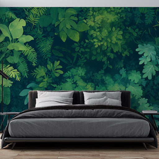 Une chambre moderne avec un papier peint tropical vert foncé illustrant de grandes feuilles luxuriantes sur un fond sombre, créant une ambiance apaisante et naturelle.