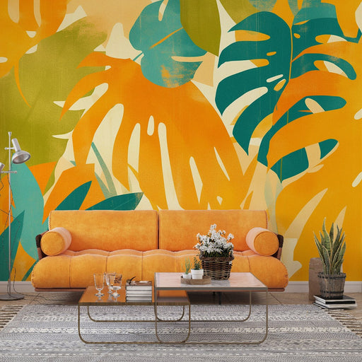 Une salle de séjour lumineuse avec un papier peint tropical aux grandes feuilles vertes et orange sur fond jaune, créant une atmosphère joyeuse et vivante.