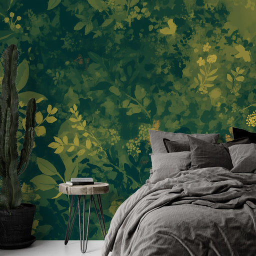 Une chambre moderne avec un papier peint botanique vert profond, orné de motifs de feuilles et de fleurs, créant une atmosphère apaisante et naturelle.
