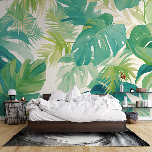 Une chambre apaisante avec un papier peint tropical aux grandes feuilles vertes sur fond clair, créant une ambiance naturelle et relaxante.