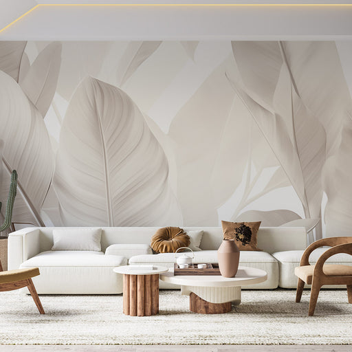 Un salon moderne avec un papier peint représentant de grandes feuilles dans des teintes neutres, créant une atmosphère apaisante et élégante.