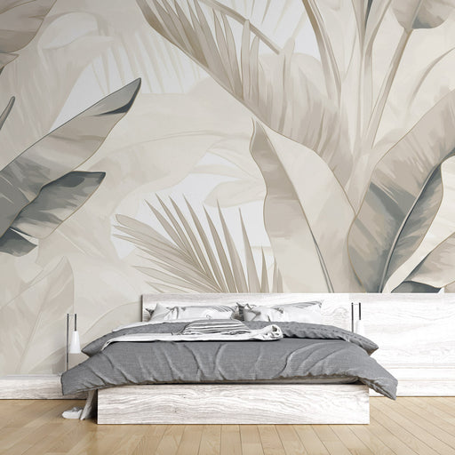 Une chambre moderne avec un papier peint tropical aux motifs de grandes feuilles dans des teintes beige et grises, créant une ambiance apaisante et naturelle.