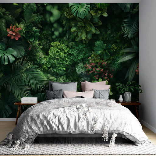 Une chambre apaisante avec un papier peint tropical riche en feuillages verts et fleurs colorées, créant une atmosphère naturelle et vivifiante.