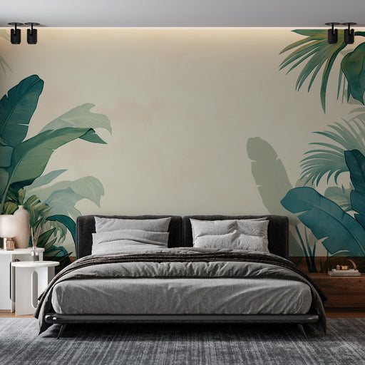 Une chambre moderne avec un papier peint tropical représentant de grandes feuilles vertes sur un fond beige, créant une atmosphère apaisante et naturelle.