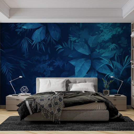 Une chambre moderne avec un papier peint tropical bleu nuit représentant de grandes feuilles exotiques, créant une ambiance apaisante et élégante.