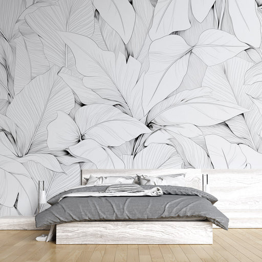 Une chambre moderne avec un papier peint représentant des feuilles stylisées en noir et blanc, créant une ambiance élégante et apaisante.