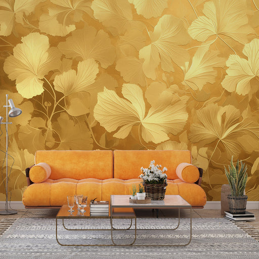 Un salon moderne avec un papier peint aux motifs de grandes feuilles dorées sur fond jaune, créant une ambiance chaleureuse et accueillante.