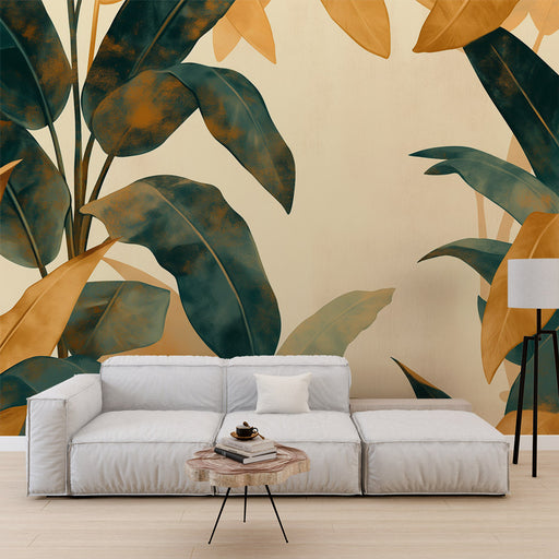 Un salon moderne avec un papier peint tropical aux grandes feuilles vertes et dorées sur fond beige, créant une atmosphère chaleureuse et accueillante.