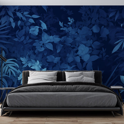 Une chambre moderne avec un papier peint floral bleu nuit représentant des feuilles délicates, créant une atmosphère apaisante et élégante.