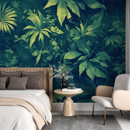 Une chambre élégante avec un papier peint tropical aux teintes vertes et bleues, représentant de grandes feuilles exotiques, créant une atmosphère apaisante et naturelle.