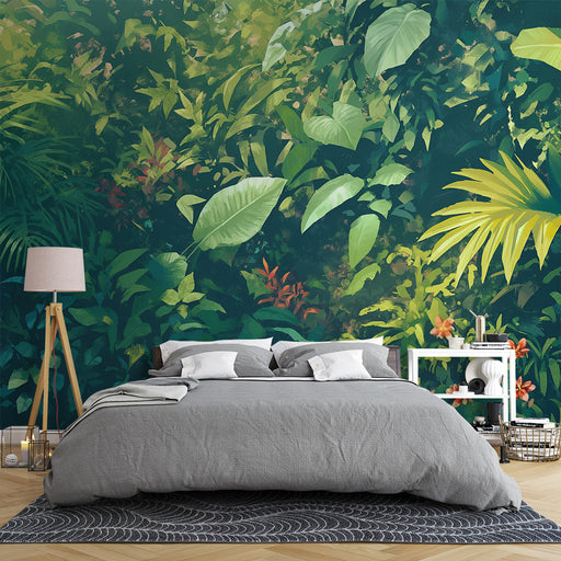 Une chambre chaleureuse avec un papier peint tropical aux motifs luxuriants de feuillages verts et touches florales colorées sur fond sombre.