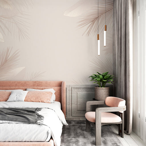 Une chambre moderne avec un papier peint aux motifs de feuilles de palmier délicates sur fond beige, créant une atmosphère apaisante et élégante.