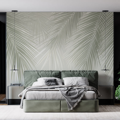 Une chambre moderne avec un papier peint représentant de grandes feuilles de palmier dans des teintes douces de vert, créant une atmosphère apaisante et naturelle.