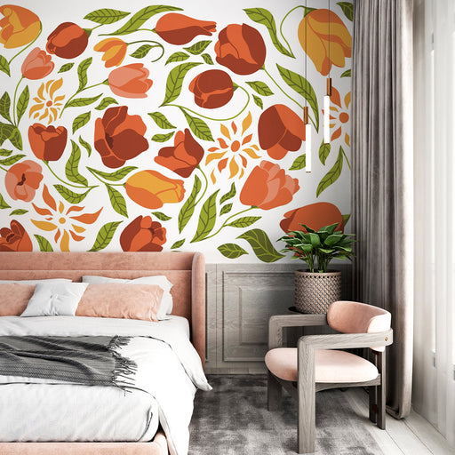Une chambre lumineuse avec un papier peint floral aux teintes chaudes d'orange et de rouge, entouré de feuillages verts, créant une atmosphère accueillante et dynamique.
