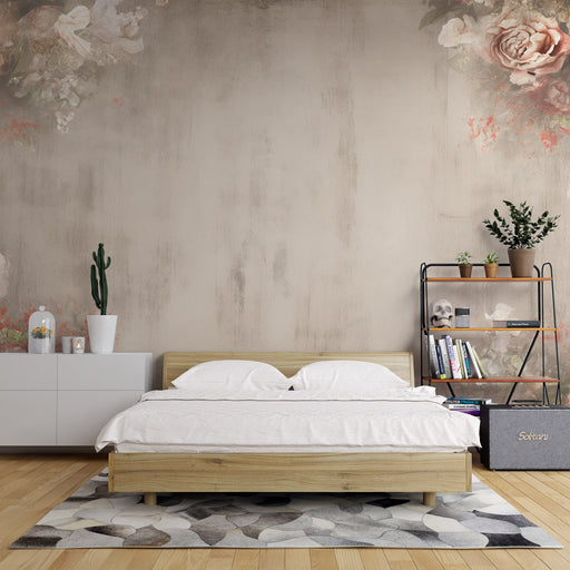 Une chambre apaisante avec un papier peint aux motifs floraux délicats sur fond beige, créant une atmosphère douce et romantique.
