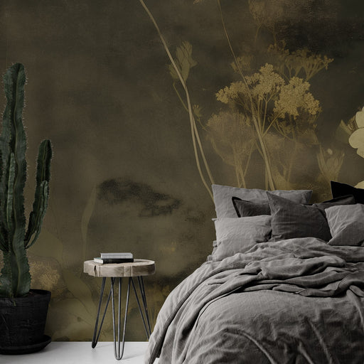 Une chambre moderne avec un papier peint aux teintes sombres et aux motifs floraux subtils, créant une atmosphère élégante et apaisante.