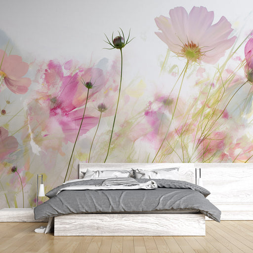 Une chambre lumineuse avec un papier peint floral aux teintes pastel, représentant des fleurs roses et des touches aquarellées, créant une atmosphère douce et apaisante.
