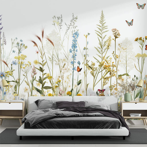 Une chambre lumineuse avec un papier peint floral représentant une variété de fleurs délicates et de papillons colorés, créant une ambiance fraîche et naturelle.