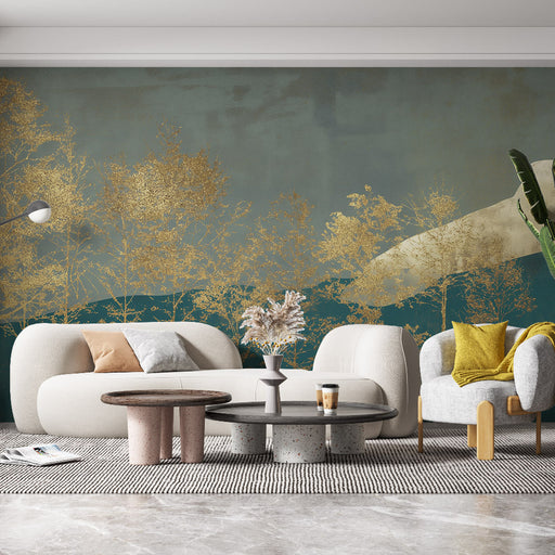 Un salon moderne avec un papier peint représentant des arbres dorés sur fond vert profond, créant une atmosphère élégante et apaisante.