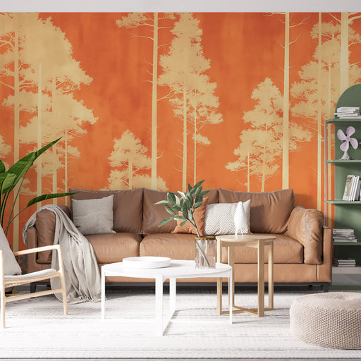 Un salon moderne avec un papier peint orange vif illustrant des silhouettes d'arbres clairs, créant une ambiance chaleureuse et accueillante.
