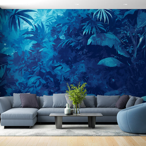 Un salon moderne avec un papier peint tropical bleu profond illustrant une végétation luxuriante, créant une atmosphère apaisante et immersive.