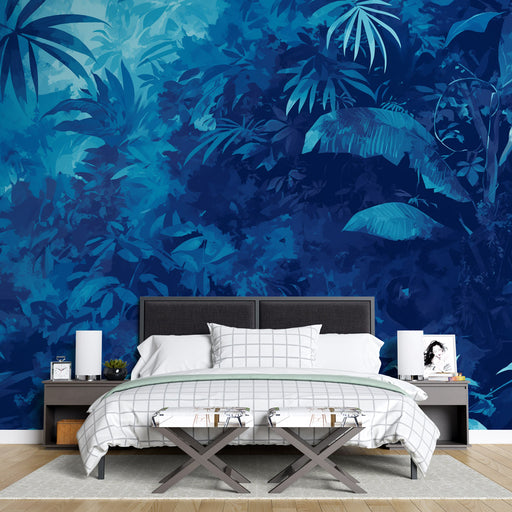 Une chambre moderne avec un papier peint tropical bleu profond illustrant des feuillages luxuriants, créant une atmosphère apaisante et immersive.