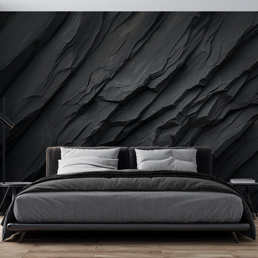 Une chambre moderne avec un papier peint texturé noir imitant des strates de pierre, créant une ambiance à la fois élégante et contemporaine.