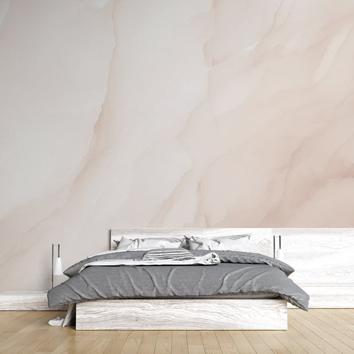 Une chambre moderne avec un papier peint aux nuances douces de rose et beige, évoquant une atmosphère apaisante et délicate.